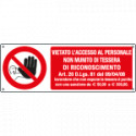 Cartello vietato accesso personale non munito tessera
