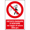 Cartello vietato passare sostare nel raggio autogru