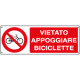 Etichetta divieto vietato appoggiare biciclette