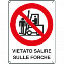 Cartello divieto vietato salire sulle forche