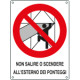 Cartello non salire scendere all'esterno dei ponteggi