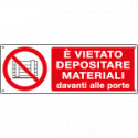 Etichetta adesiva vietato materiale davanti porte EN ISO 7010