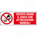Cartello vietato usare disco con attrezzature manuali EN ISO 7010
