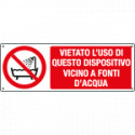 Cartello vietato usare dispositivo vicino acqua EN ISO 7010