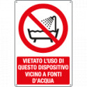 Cartello vietato usare dispositivo vicino acqua EN ISO 7010