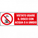 Cartello vietato usare disco c/acqua o a umido EN ISO 7010