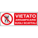 Cartello vietato arrampicarsi sugli scaffali EN ISO 7010