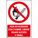 Cartello divieto Non avvicinarsi con fiamme libere EN ISO 7010