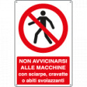 Cartello vietato avvicinarsi macchina con sciarpe EN ISO 7010