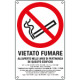 Cartello vietato fumare all'aperto in questo edificio. . . . .