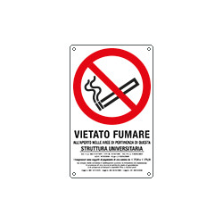 Cartello vietato fumare all'aperto in questa struttura universitaria. .