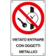 Cartello vietato entrare con oggetti metalluminio EN ISO 7010