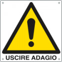 Cartello pericolo uscire adagio EN ISO 7010