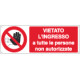 Cartello adesivo EasyFix vietato l'ingresso a tutte le persone non a. .