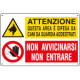 Cartello ATTENZIONE AREA DIFESA DA CANI