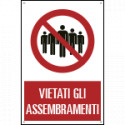 Cartello "vietati gli assembramenti"