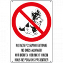 Cartello "NOI NON POSSIAMO ENTRARE"