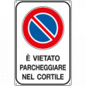 Cartello vietato parcheggiare nel cortile