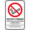 Cartello vietato fumare all'aperto nelle aree di pertinenza di questo.
